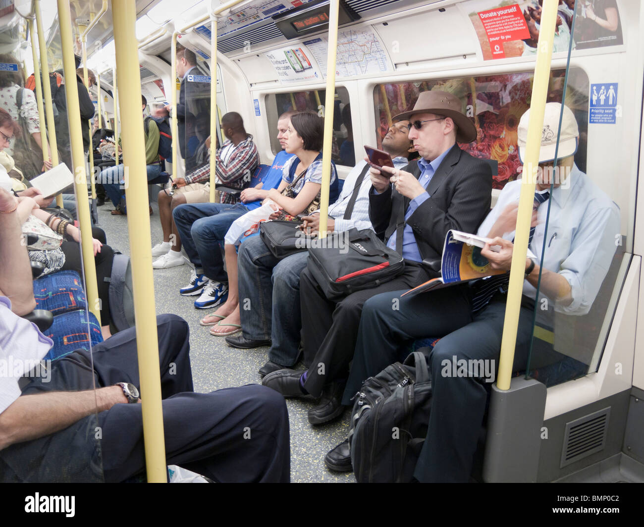 Les gens sur le métro de Londres train, Londres, Royaume-Uni Banque D'Images