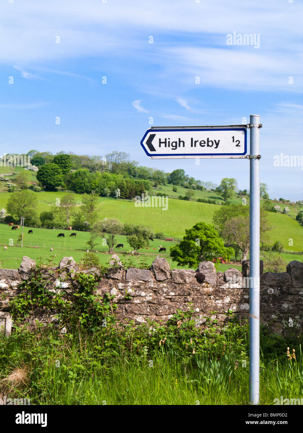 Panneau de signalisation, de village local de Ireby élevé, la campagne de Lake District, UK Banque D'Images