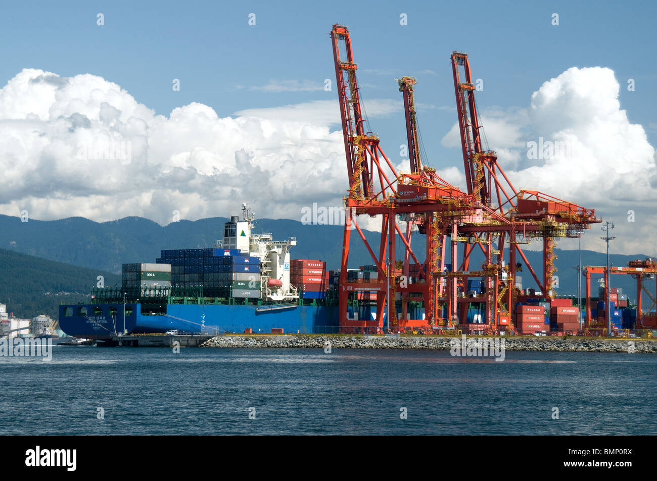 Canada, Vancouver, Port de Vancouver, d'un cargo décharge des conteneurs, des grues, de la mer, Banque D'Images