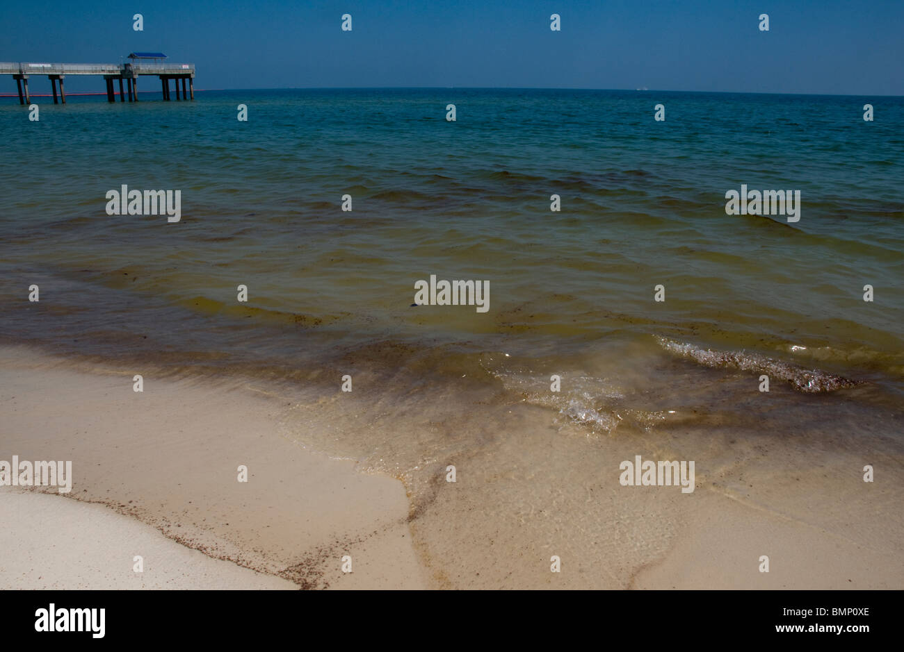 Tar échoués le long de la côte de l'Alabama, Orange Beach, au cours de 2010 BP oil spill. Banque D'Images