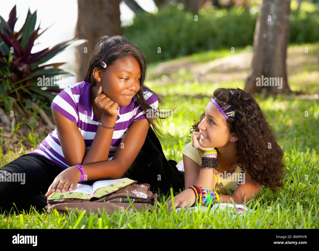 Fort Lauderdale, Floride, États-Unis d'Amérique ; deux adolescentes de parler dans le parc avec leurs livres d'école Banque D'Images