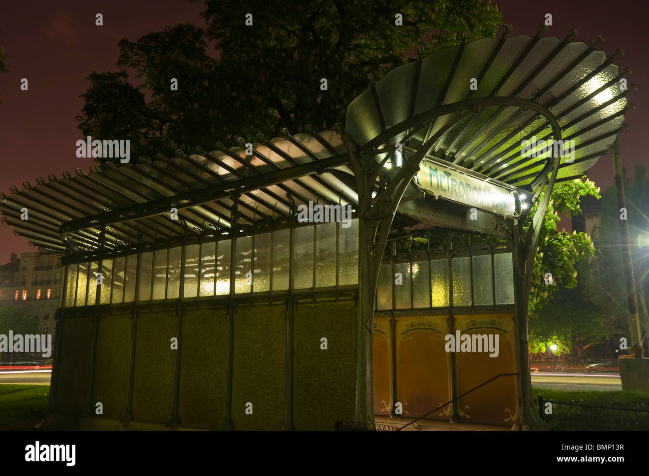 Paris, Métro Porte Dauphine, Eingang von Hector Guimard - Paris, Métro Porte Dauphine, entrée par l'architecte Hector Guimard Banque D'Images