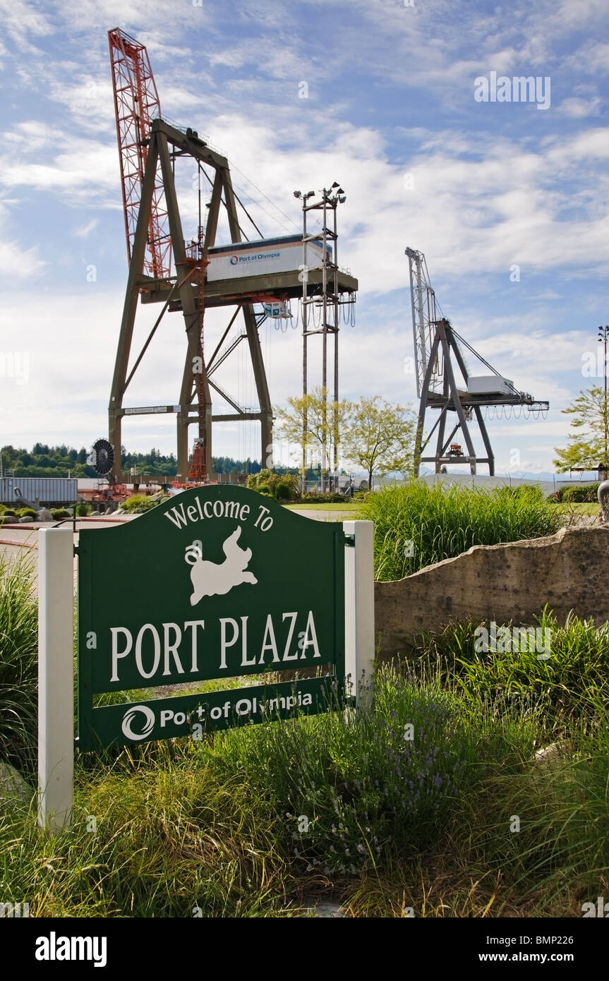 Bienvenue au Port Plaza signe avec 40 tonnes d'imposants portiques en arrière-plan sur le front de mer au centre-ville d'Olympia, WA. Banque D'Images