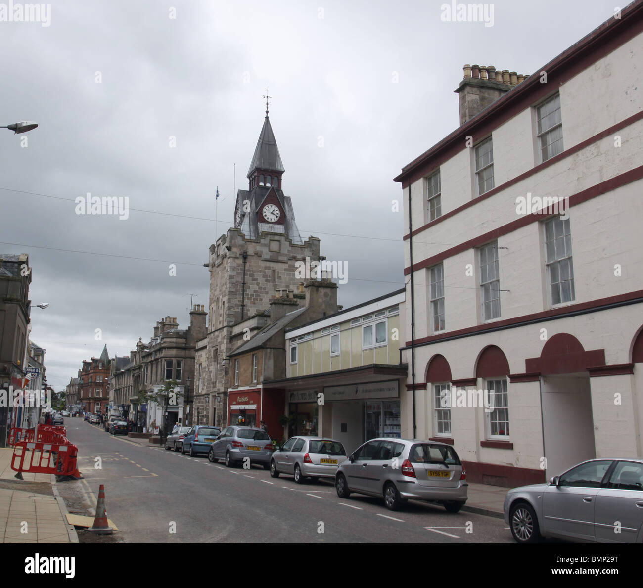 Scène de rue avec tour de l'horloge palais de Nairn écosse juin 2010 Banque D'Images