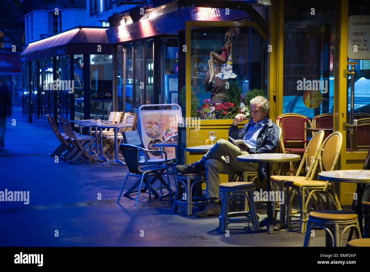 Dans la scène du soir Rive Gauche, Boulevard St Germain, Paris Banque D'Images