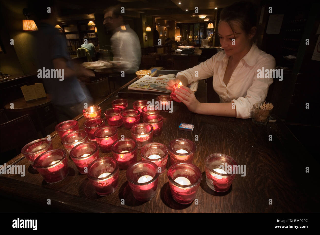 Une des bougies d'éclairage dans un bar, Paris Banque D'Images