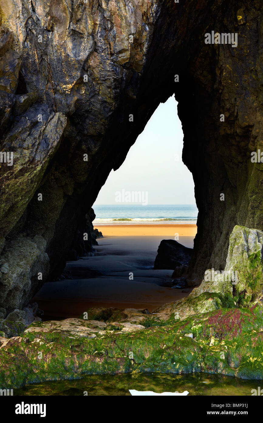 Grotte passage sur trois Cliffs Bay, la péninsule de Gower, au sud ouest du pays de Galles. Passage de la mer Banque D'Images