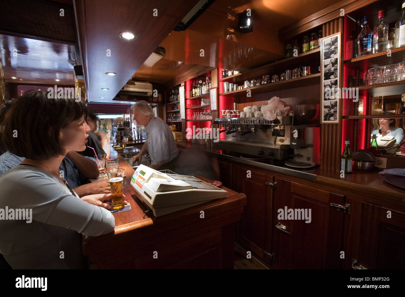 Un bar dans la Rue Mouffetard, Paris Banque D'Images