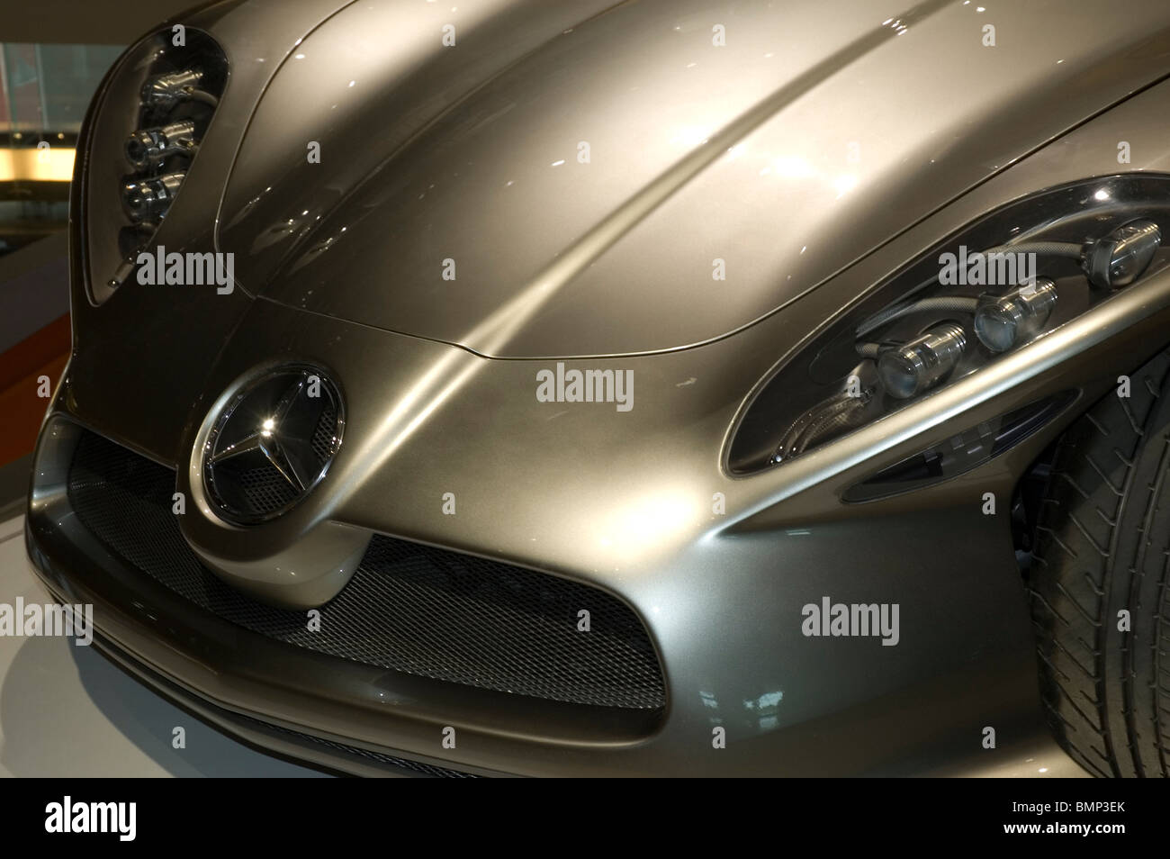 Voiture de sport Mercedes dans le musée Mercedes Stuttgart F400 Carving concept car Banque D'Images