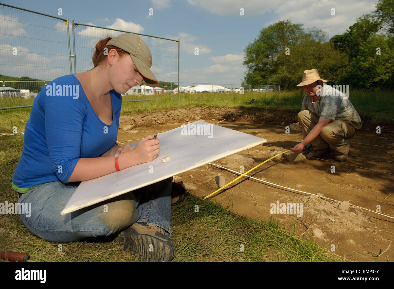 Deux archéologues étudiant de l'université de Lampeter l'excavation et la cartographie à l'âge de fer reste à Llanerchaeron Wales UK Banque D'Images
