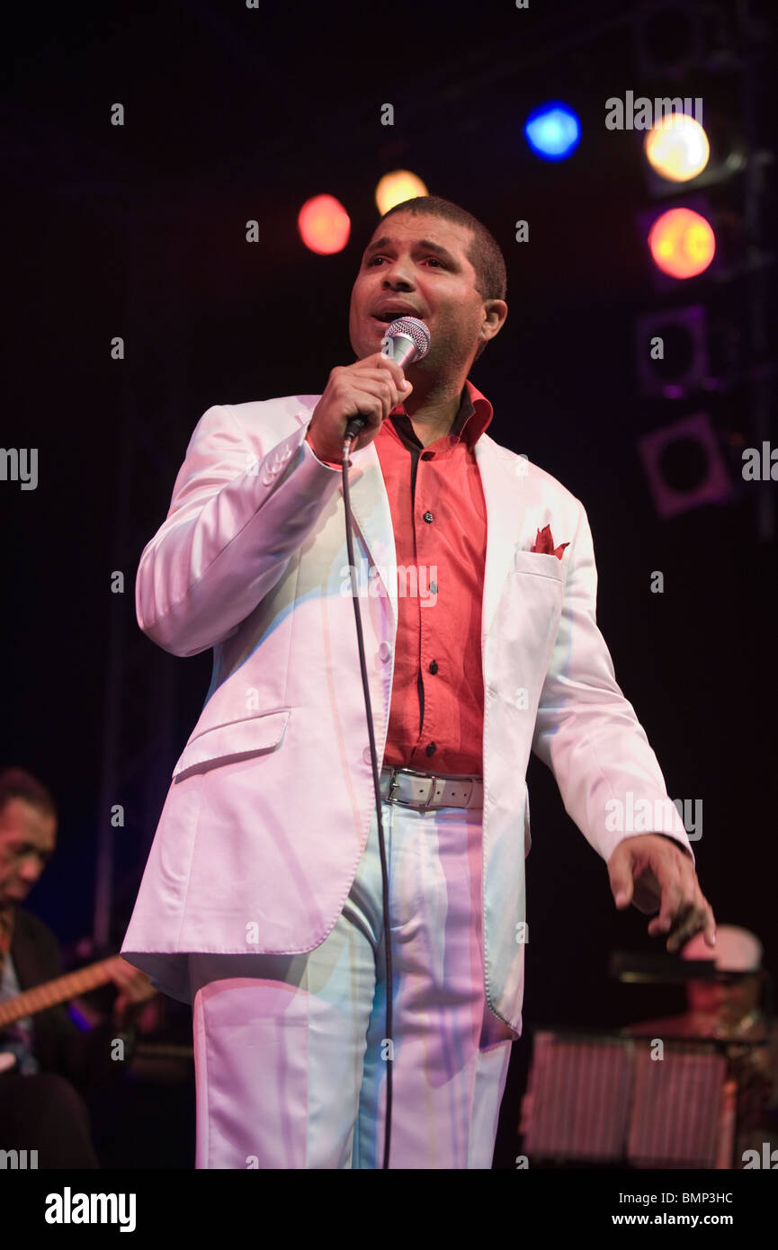 Chanteur masculin avec Buena Vista Social Club à la scène Hay Festival 2010 Hay-on-Wye Powys Pays de Galles UK Banque D'Images