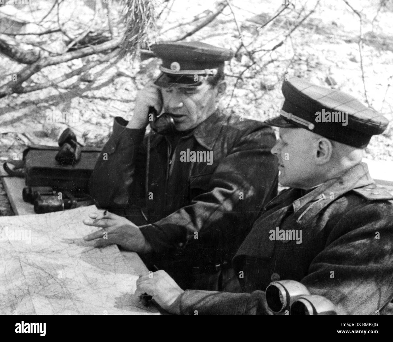 Le Lieutenant-général commandant du char soviétique Vassily Chuikov Telegrin à gauche et général à un poste d'observation sur les rives de l'Oder Banque D'Images
