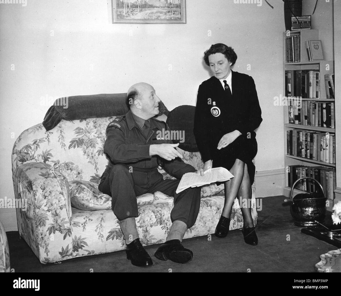 PETER CHEYNEY - écrivain britannique et sa femme Kathleen en 1941. Il était dans la Garde nationale et elle était à St John's Ambulance Banque D'Images