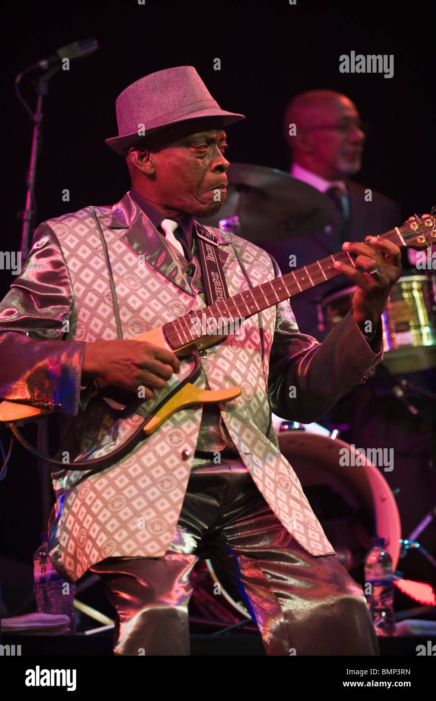 Guitariste avec Buena Vista Social Club à la scène Hay Festival 2010 Hay-on-Wye Powys Pays de Galles UK Banque D'Images