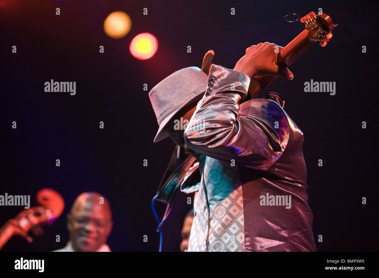 Guitariste avec Buena Vista Social Club à la scène Hay Festival 2010 Hay-on-Wye Powys Pays de Galles UK Banque D'Images