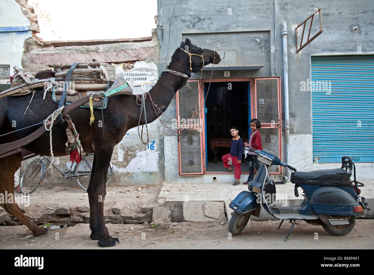 Camel, moto et les enfants. Bikaner. Le Rajasthan. L'Inde Banque D'Images