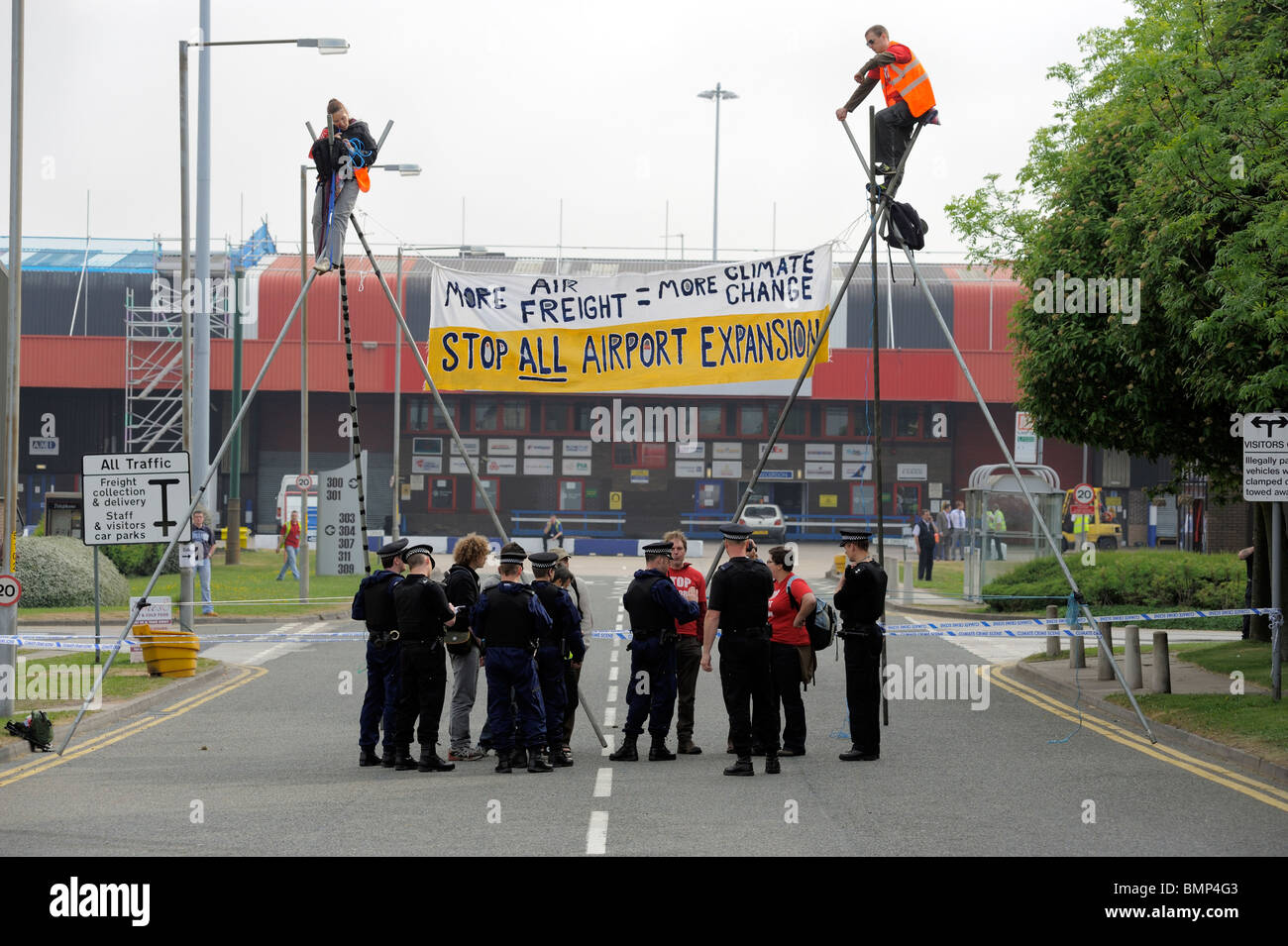 Blocus des manifestants de l'aéroport de Manchester Manchester UK Terminal fret contre le changement climatique et d'expansion de l'aéroport endommagé Banque D'Images