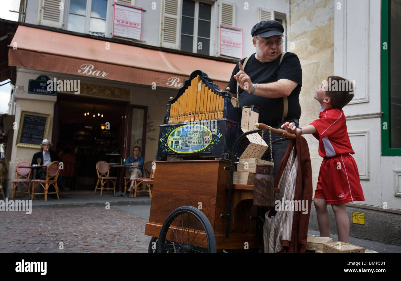 Un joueur d'orgue, Rue Mouffetard, Paris Banque D'Images