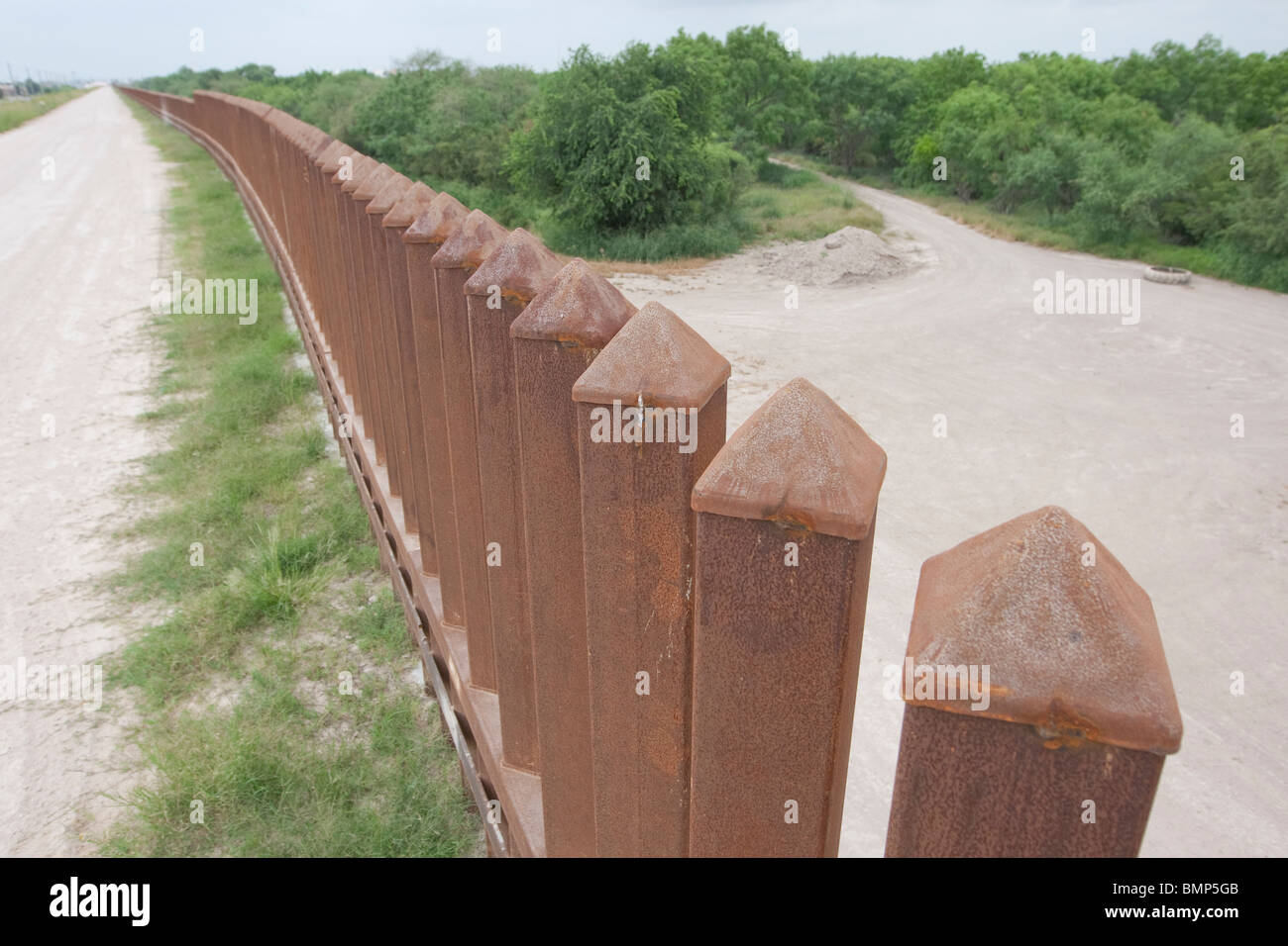 Mur de la frontière entre les États-Unis et le Mexique près de Hidalgo, Texas, et Reynosa, Mexique Banque D'Images