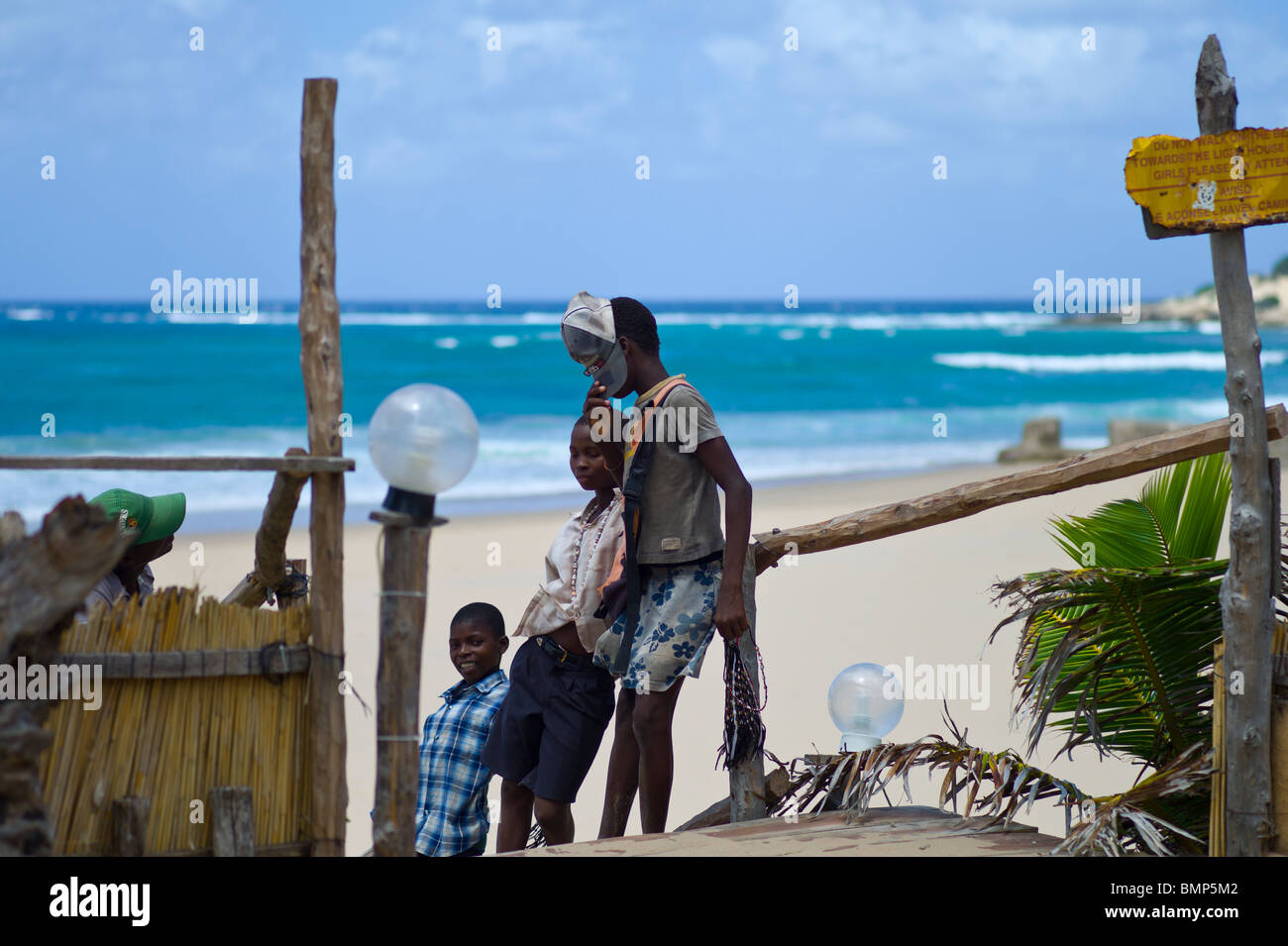 Les garçons sur la plage de tofo locaux dans la province d'Inhambane, au Mozambique, l'Afrique. Banque D'Images