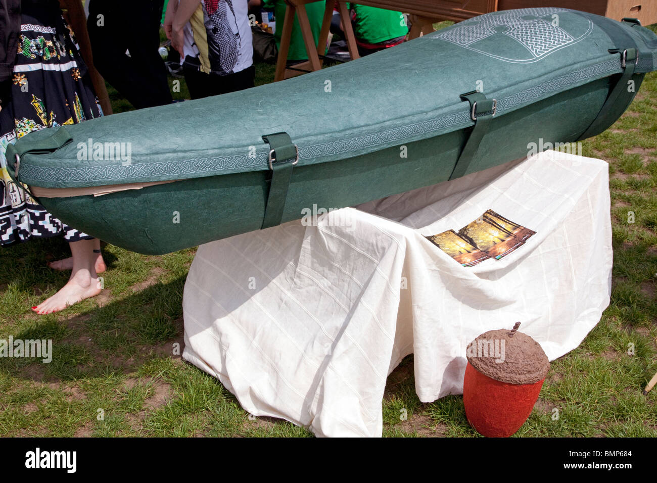 Eco-friendly cercueil fait de papier mâché à Camden, Londres fête verte Banque D'Images