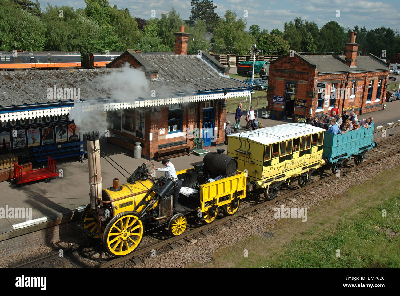 Une réplique de Stephensons Rocket locomotive à vapeur Quorn Station sur la Great Central Railway, Leicestershire, England, UK Banque D'Images