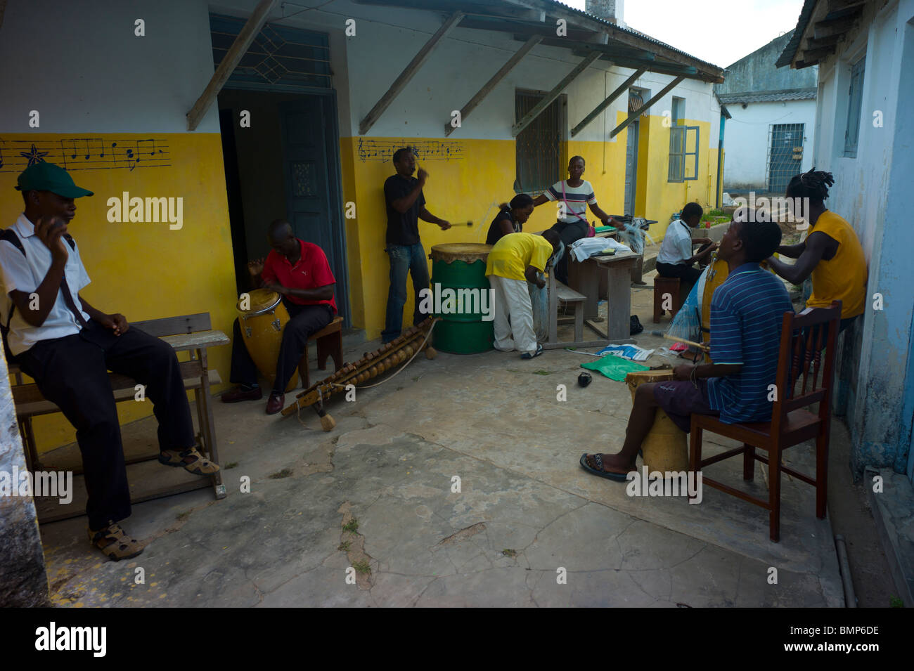 Les étudiants d'une école de musique à Inhambane, Mozambique, l'Afrique. Banque D'Images