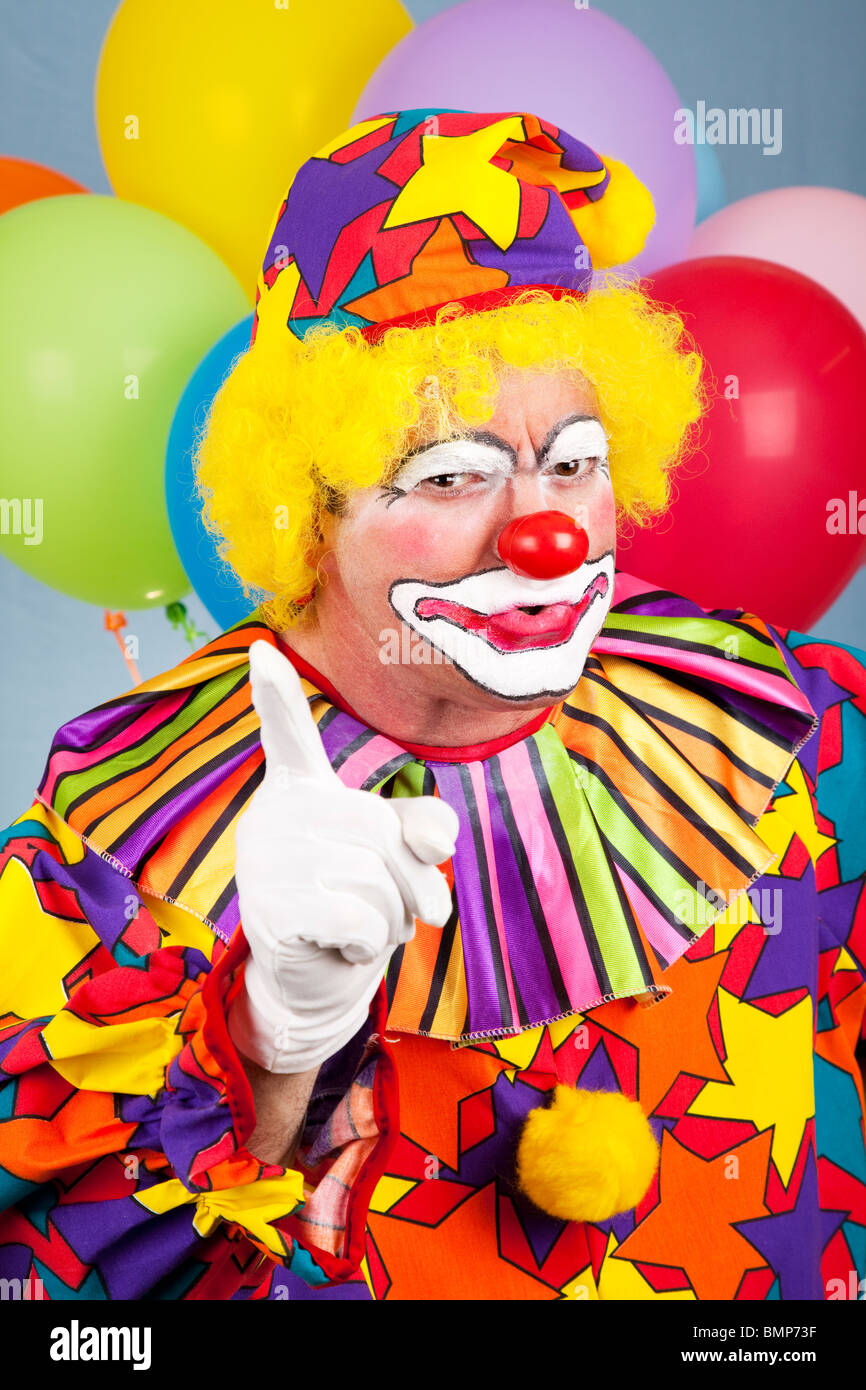 Clown en colère signifie secouer son doigt et en fronçant les sourcils  Photo Stock - Alamy