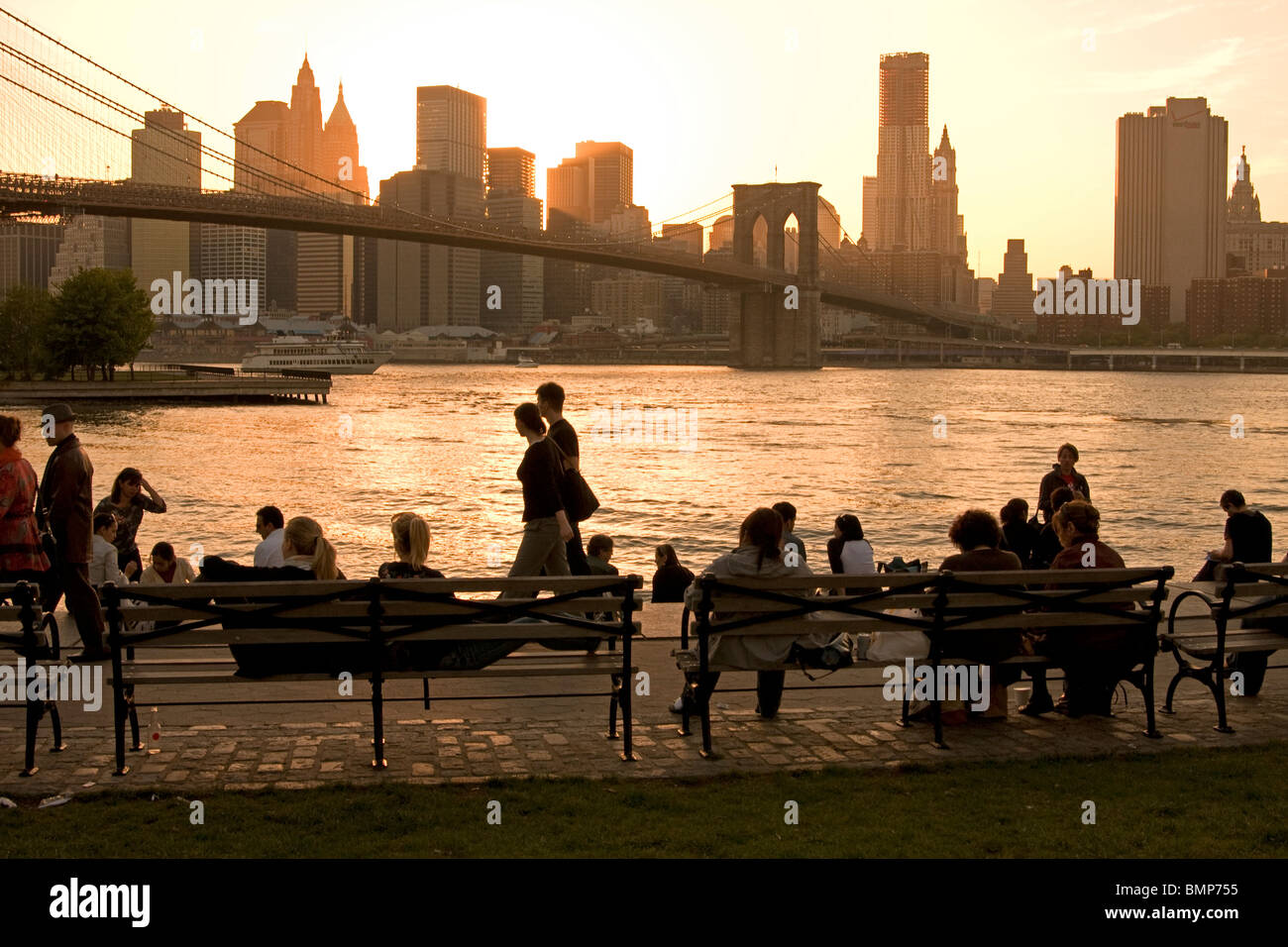 La vue du pont de Brooklyn et New York City skyline at Dusk Banque D'Images