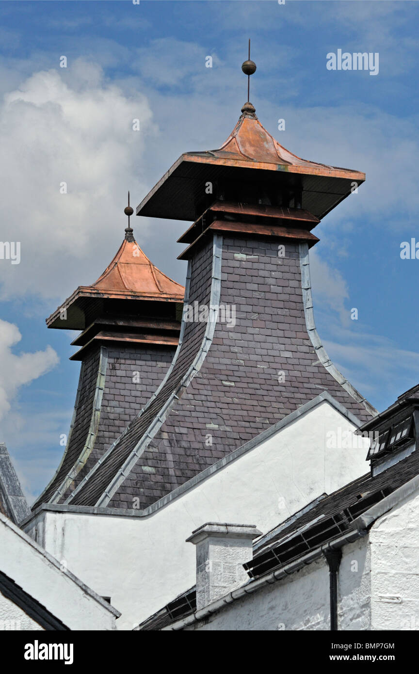 Les toits de la pagode au-dessus des fours de séchage du malt. La distillerie de Whisky Dalwhinnie, Dalwhinnie, Inverness-shire, Scotland, United Kingdo Banque D'Images