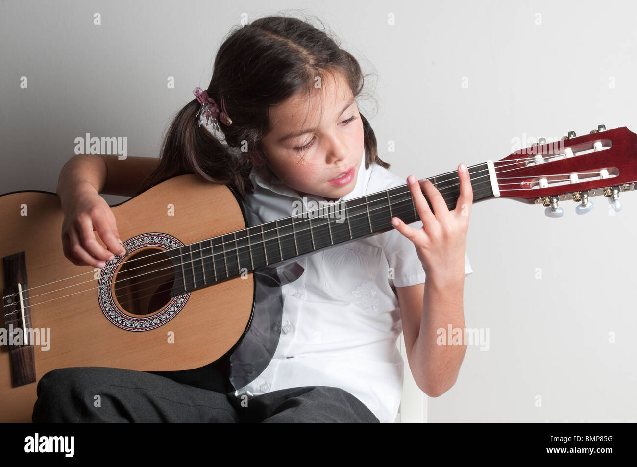 Guitare pratique de l'enfant Banque D'Images