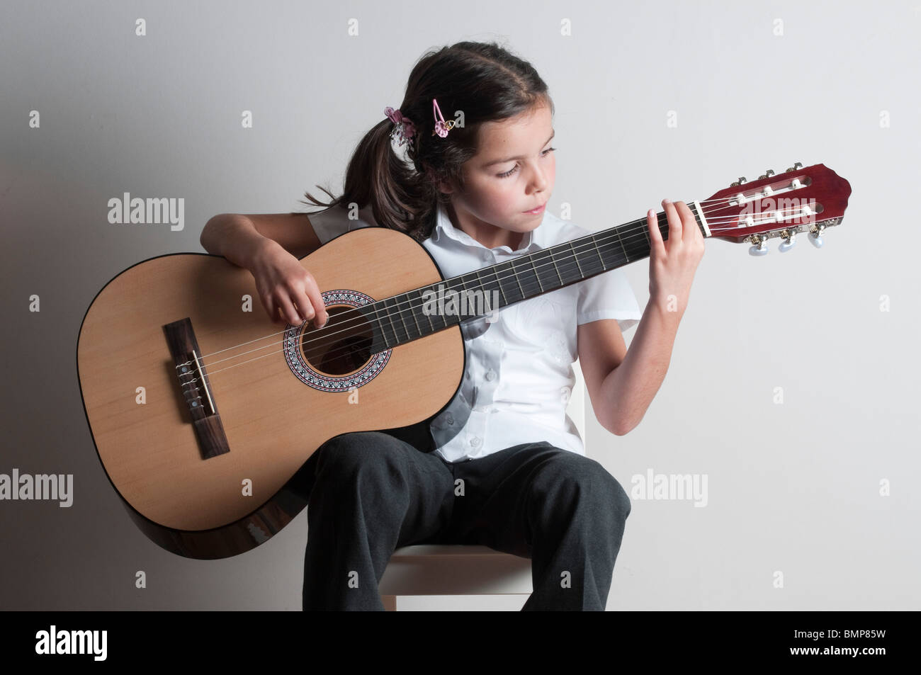 Guitare pratique de l'enfant Banque D'Images