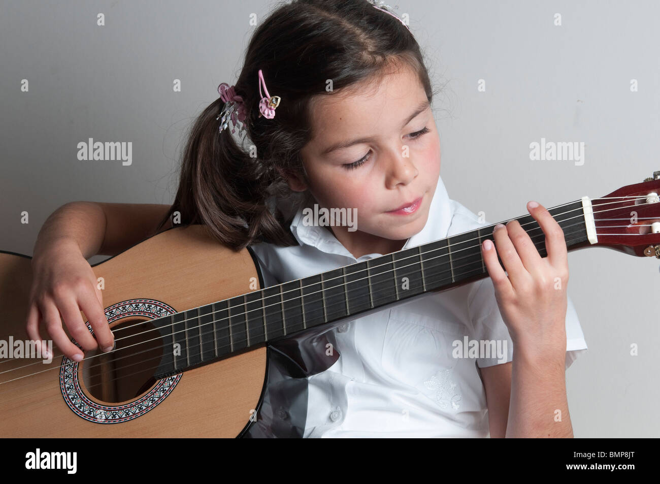 Girl practicing guitar-close-up Banque D'Images