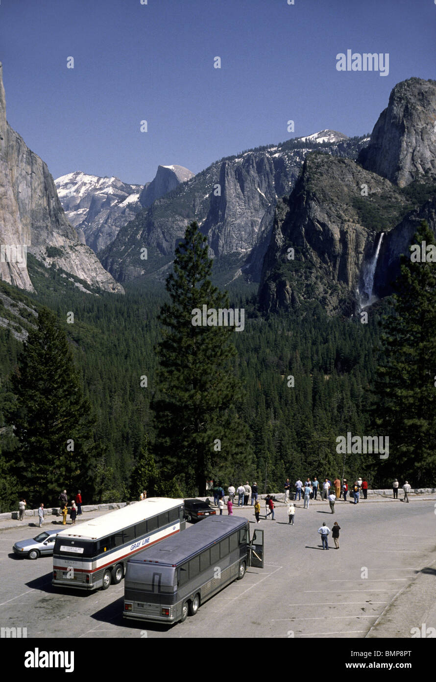 Yosemite National Park visité par les bus touristiques et charte avec chutes d'eau et demi dôme dans la distance. Banque D'Images