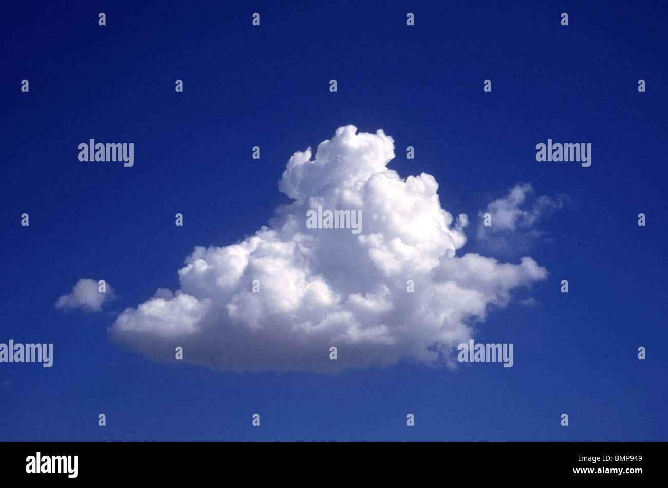 Vue d'un seul nuage solitaire et ciel bleu.. Banque D'Images