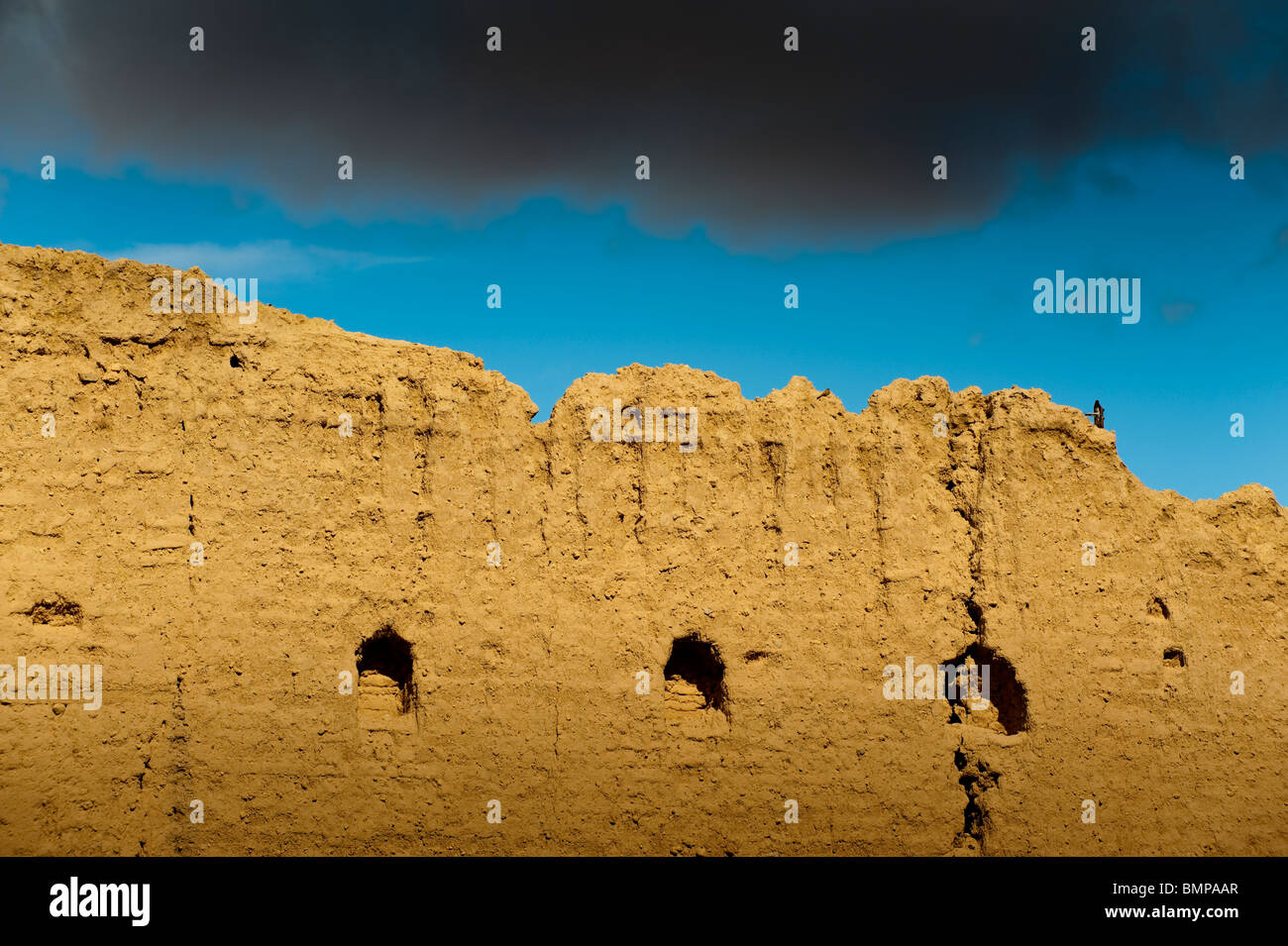 Ruine de fortifications en briques de boue, Figuig, province de Figuig, région orientale, le Maroc. Banque D'Images