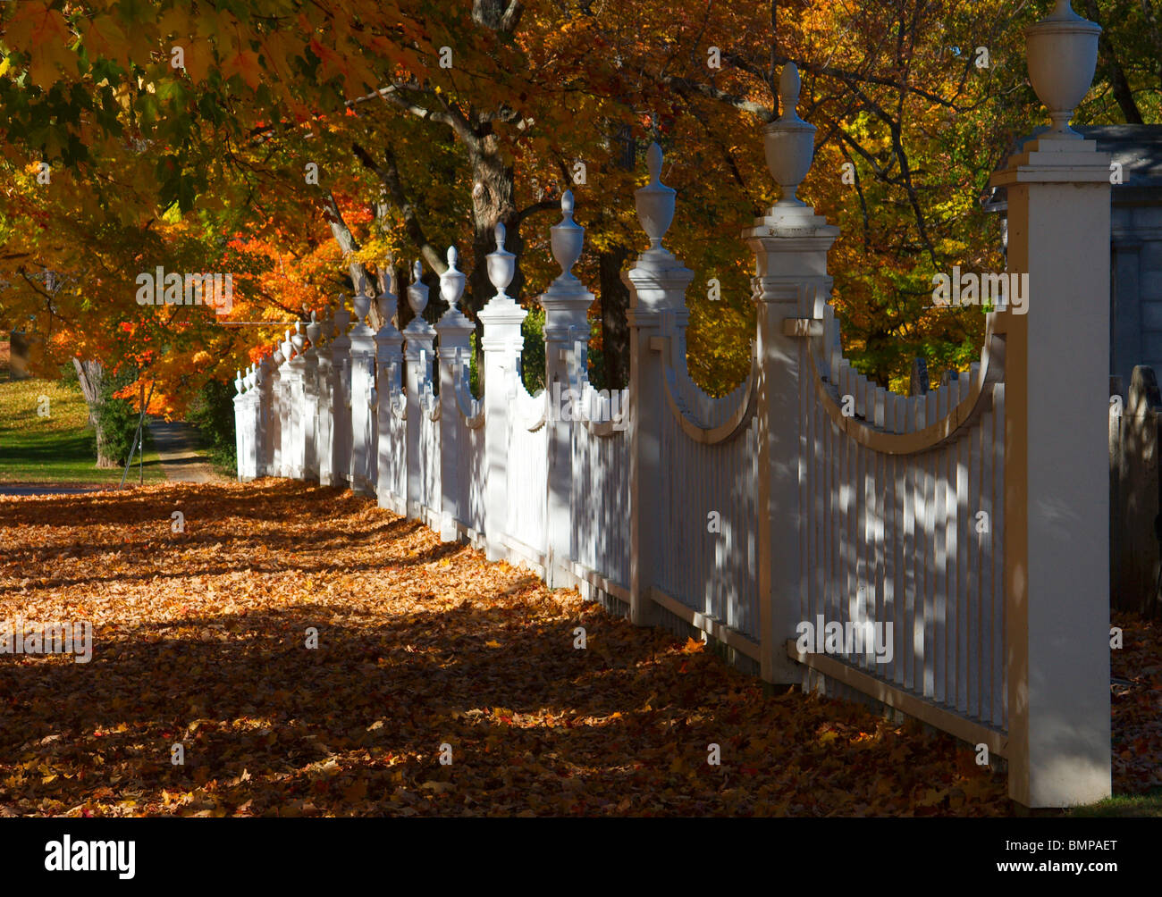 Clôture blanche église extérieur au Vermont, avec tapis de feuilles et d'arbres dans la couleur de l'automne sur global Banque D'Images