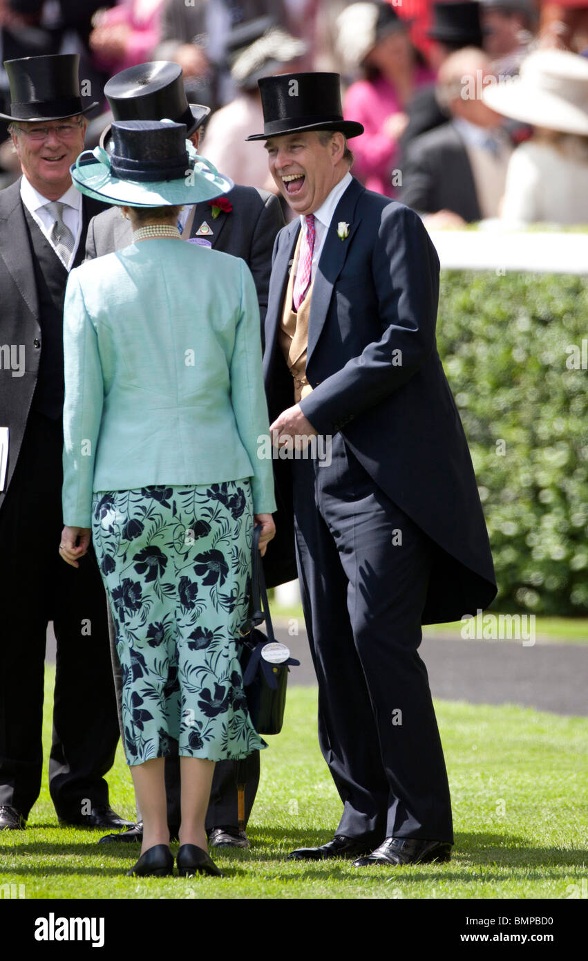 Le Prince Andrew en chapeau haut et queues de rire alors que dans le paddock à l'anneau Royal Ascot réunion de courses Banque D'Images