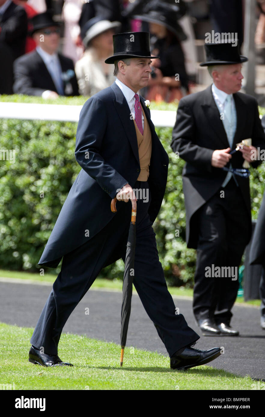 Le Prince Andrew en haut de forme, queue et la réalisation d'un parapluie dans le paddock ring au Royal Ascot réunion de courses Banque D'Images