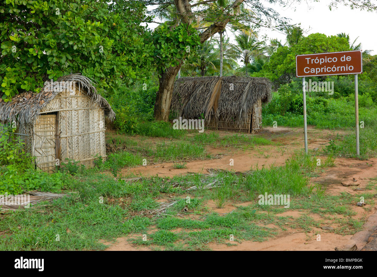 Signaux du passage à niveau un roadsign du Tropique du Capricorne au Mozambique, l'Afrique. Banque D'Images