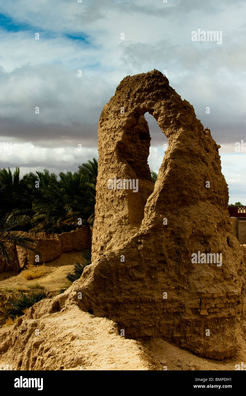Ruine de la tour de brique de boue, Figuig, province de Figuig, région orientale, le Maroc. Banque D'Images