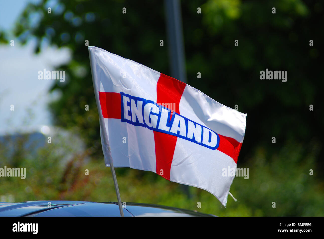 Drapeau d'Angleterre sur une voiture. Banque D'Images