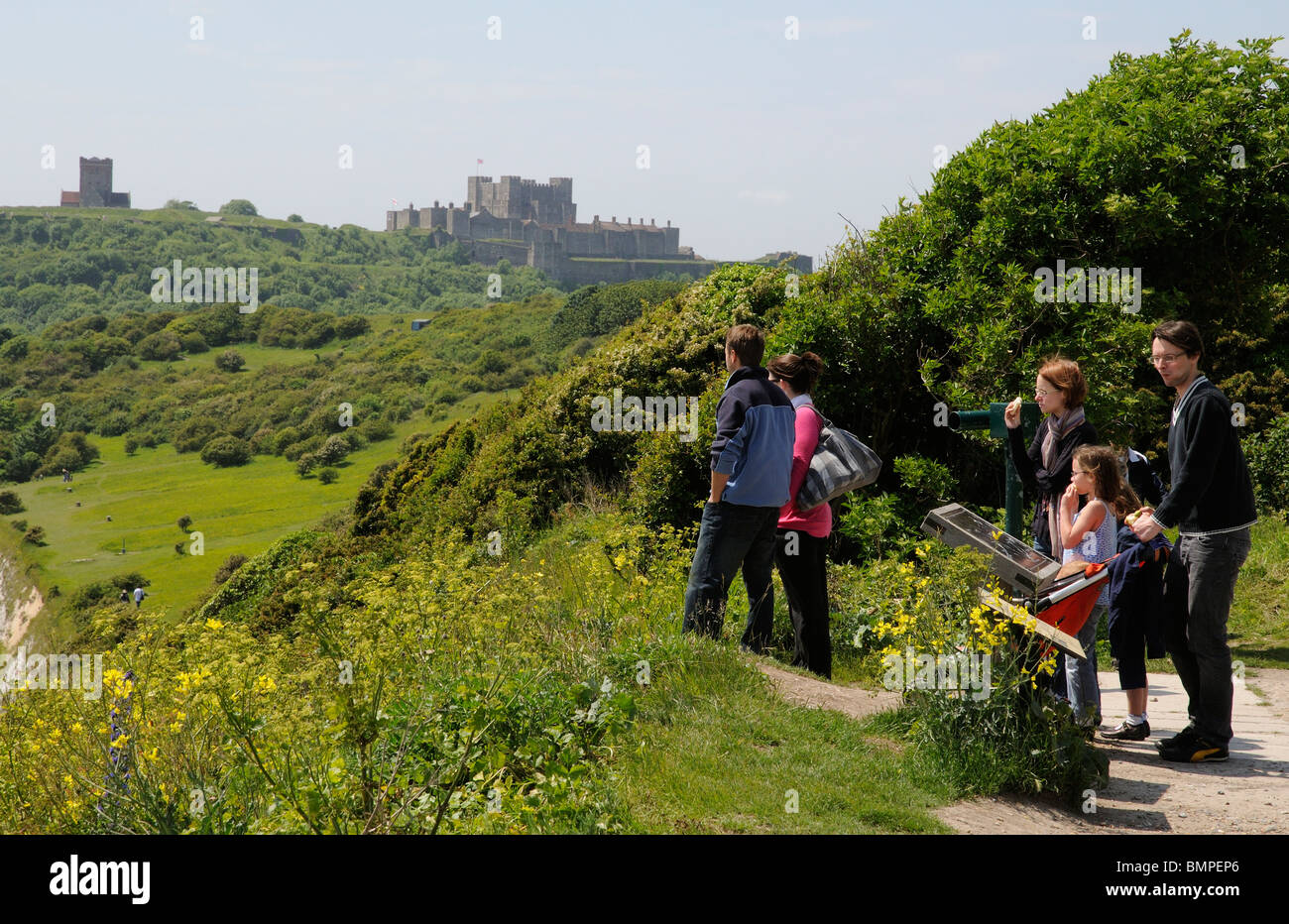 Les touristes sur le chemin côtier au-dessus des falaises blanches de Douvres Angleterre Kent avec une toile du château de Douvres Banque D'Images