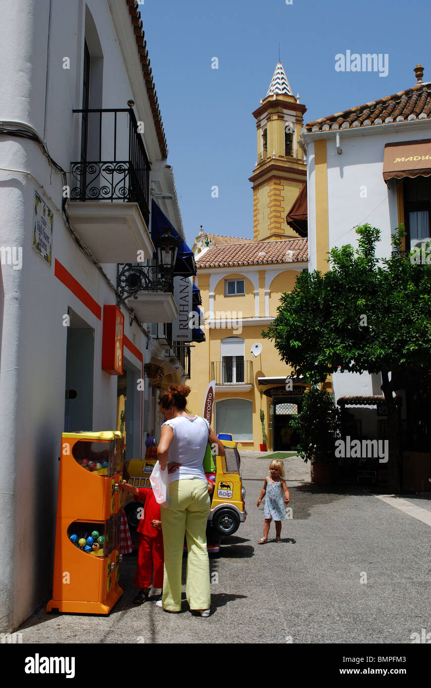 Rue de la vieille ville avec le clocher de l'Église à l'arrière, Estepona, Costa del Sol, la province de Malaga, Andalousie, Espagne, Europe. Banque D'Images