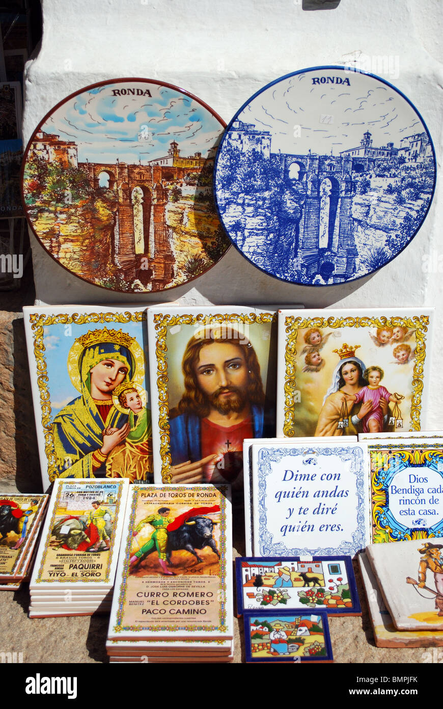 Atelier d'artisanat touristique (cadeaux) sur le coin de la Calle San Juan Bosco, Ronda, Province de Malaga, Andalousie, Espagne, Europe de l'Ouest. Banque D'Images