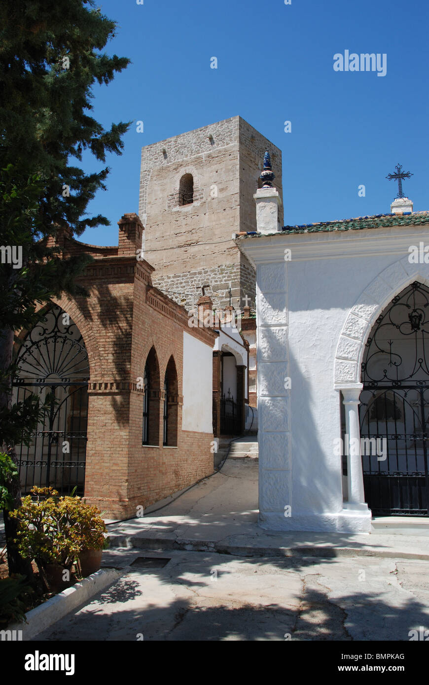 Château del Cerro de las Torres, tour du château avec des chapelles en premier plan, château arabe, Alora, la province de Malaga, Andalousie, espagne. Banque D'Images