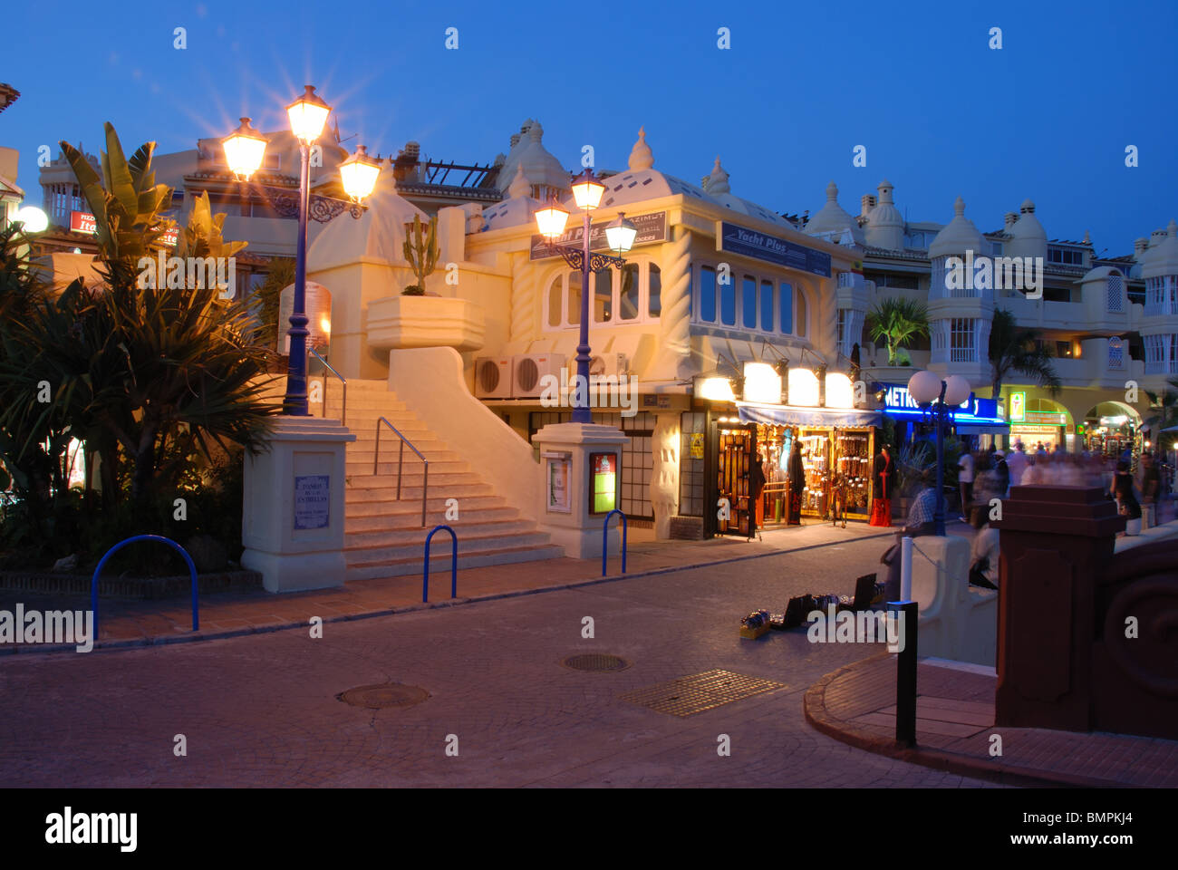 Bars et restaurants dans la zone de la marina de nuit, Benalmadena Costa, Costa del Sol, la province de Malaga, Andalousie, Espagne, Europe. Banque D'Images