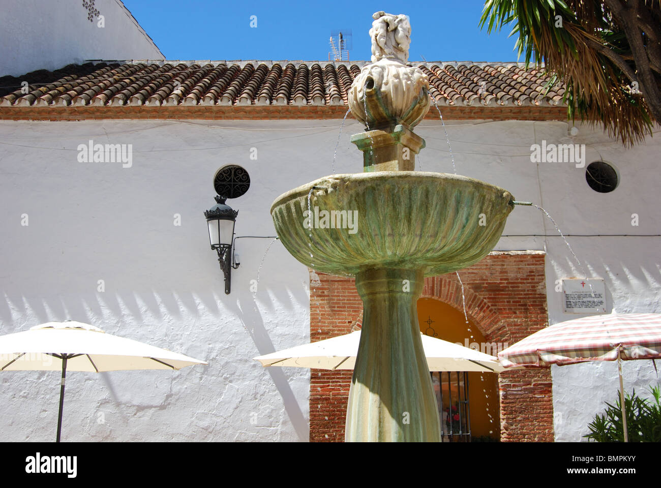 Fontaine et église carré orange - Plaza de los Naranjas, Marbella, Costa del Sol, la province de Malaga, Andalousie, espagne. Banque D'Images