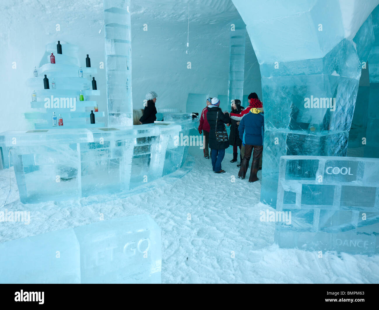 Les touristes dans le stand de l'Absolut Icebar Jukkasjärvi icehotel. Banque D'Images