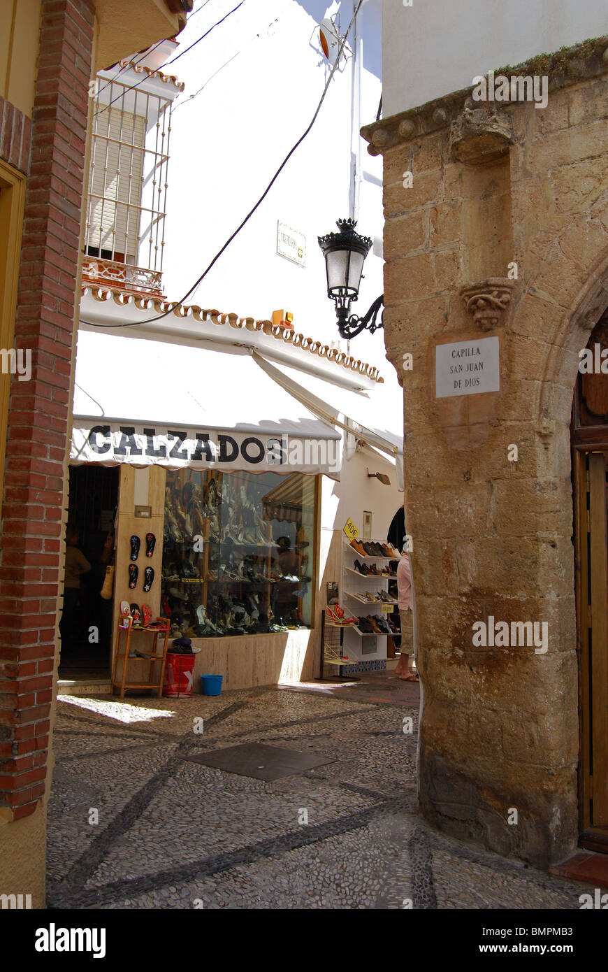Rue de la vieille ville vue de Capilla San Juan de Dios (chapelle), Marbella, Costa del Sol, la province de Malaga, Andalousie, Espagne, Europe. Banque D'Images